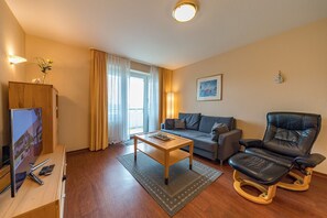 Wohn-Essbereich mit Zugang zum Balkon