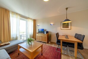 Wohnbereich mit Sitzgelegenheit und TV