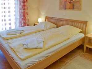 Schlafzimmer mit Doppelbett