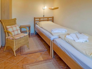 Schlafzimmer mit zwei Einzelbetten