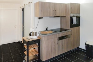 Küchenzeile mit Backofen