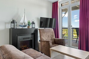 Wohnbereich mit Kamin und TV