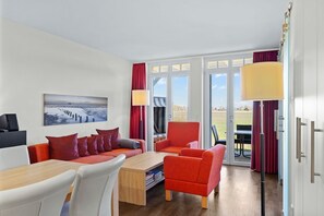 Wohnbereich mit Zugang zur Terrasse