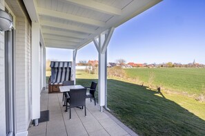 Überdachte Terrasse mit Sitzgelegenheit