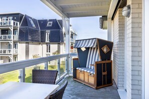 Überdachter Balkon mit Strandkorb