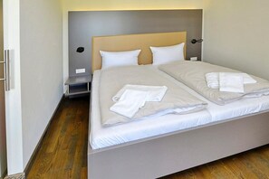 Schlafzimmer mit Doppelbett