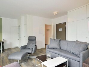 Wohn/ Essbereich mit Couch, Sessel und Tisch