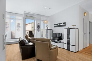 Wohn-Essbereich mit Couch und Flatscreen-TV