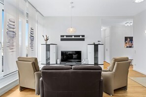 Wohn-Essbereich mit Couch und Flatscreen-TV
