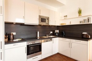 Küchenzeile mit Backofen