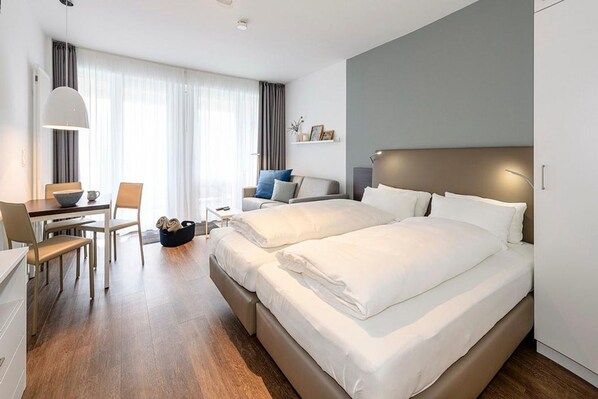 Wohn/Essbereich mit Doppelbett, Esstisch und Couch