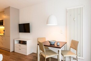 Wohn/Essbereich mit Esstisch, TV und Küchenzeile