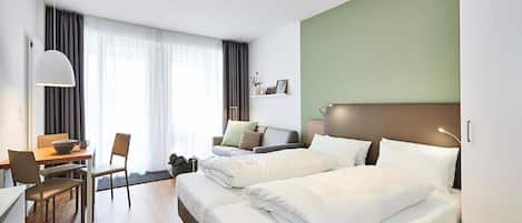 Wohn/Essbereich mit Doppelbett, Esstisch und Couch