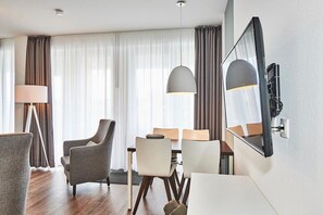 Wohn/Essbereich mit TV, Sesseln und Esstisch