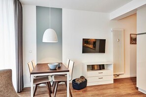 Wohn/Essbereich mit Esstisch und TV