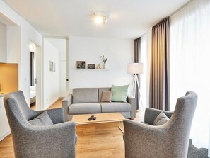 Wohn/Essbereich mit Couch und Sesseln