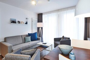 Wohnbereich mit Couch und Sesseln
