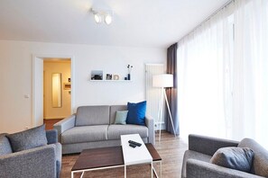 Wohnbereich mit Couch und Sesseln