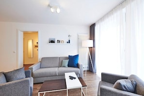 Wohnbereich mit Couch und Sesseln