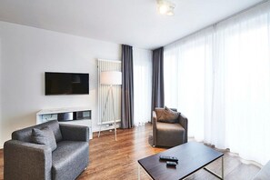 Wohnbereich mit Flatscreen-TV