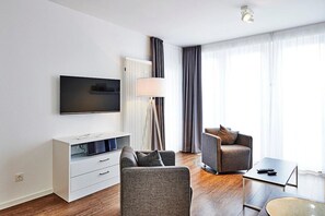 Wohnbereich mit Flatscreen-TV
