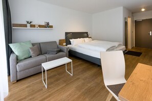 Wohn-Schlafbereich mit mit Doppelbett