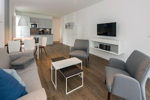 Wohn-Essbereich mit Couch und Flatscreen TV