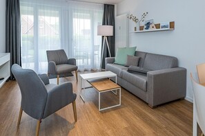 Wohn-Essbereich mit Couch und Zugang zur Terrasse