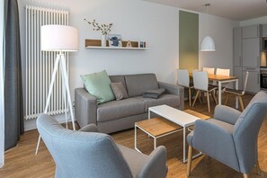 Wohn-Essbereich mit Couch, Esstisch und Sitzgelegenheit