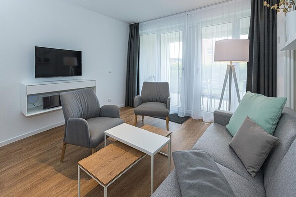 Wohn-Essbereich mit Couch und Flatscreen-TV
