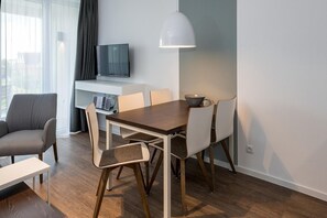 Wohn-Essbereich mit Esstisch, Sitzgelegenheit und Flatscreen TV