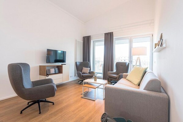 Wohnbereich mit Schlafsofa und TV