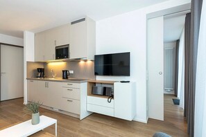 Wohn-Essbereich mit TV und Küchenzeile
