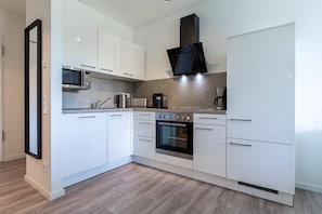 Offene Küche mit Backofen und Geschirrspüler