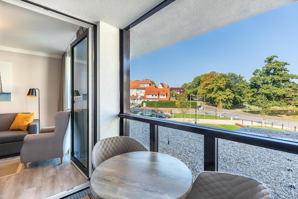 Überdachte Loggia mit Blick zum Godewindpark