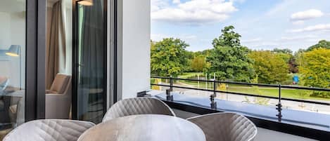Überdachte Loggia mit Zugang zum Wohn-Essbereich