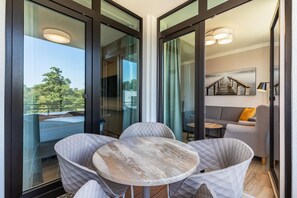 Loggia mit Zugang zum Schlafzimmer und Wohn-/Essbereich