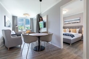 Wohn-/Essbereich mit Zugang zum Schlafzimmer