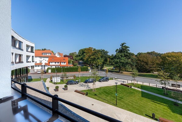 Überdachte Loggia mit Blick zum Godewindpark