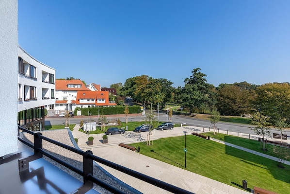 Überdachte Loggia mit Blick zum Godewindpark
