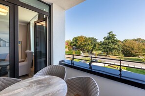 Überdachte Loggia mit Gartenmöbeln