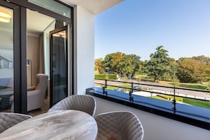 Überdachte Loggia mit Gartenmöbeln