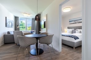 Wohn-Essbereich mit Zugang zum Schlafzimmer