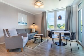 Wohn-Essbereich mit Sitzgelegenheit und Couchtisch