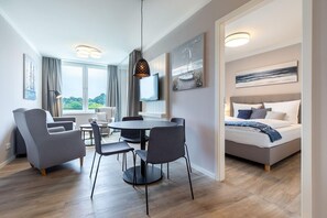 Wohn-Essbereich mit Zugang zum Schlafzimmer