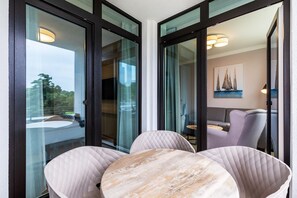 Überdachte Loggia mit Zugang zum Schlafzimmer und Wohn-/Essbereich