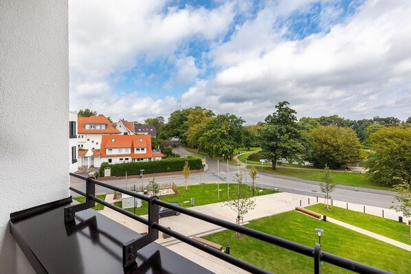 Überdachte Loggia mit Blick zum Godewindpark