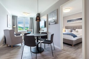 Wohn-Essbereich mit Zugang zum Schlafzimmer
