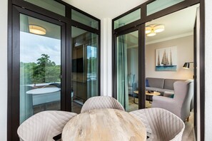 Überdachte Loggia mit Zugang zum Schlafzimmer und Wohn-/Essbereich