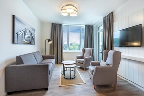 Wohn-/Essbereich mit Zugang zur Loggia